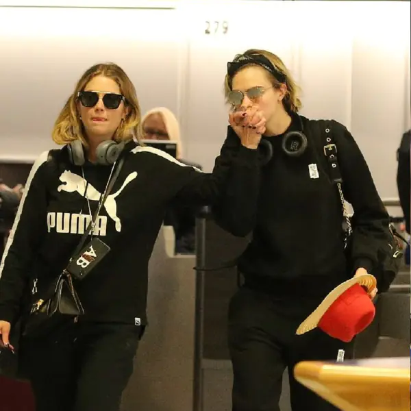 英國超模 Cara Delevingne 機場甜蜜親吻現任女友　與大 3 歲艾希莉班森已穩定交往 7 個月！