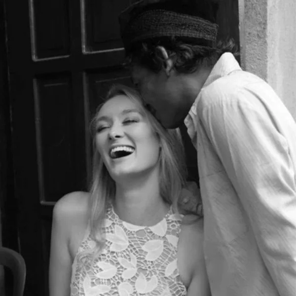 幸運印尼男娶英國美女，少見組合婚禮照網路瘋傳！