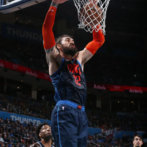 淡淡の哀傷！「水行俠」Steven Adams 的下體遭到膝蓋重擊　跪倒在地 3 分鐘表情痛苦不已！