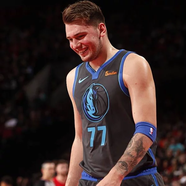 天才少年再度發揮！Luka Doncic 0.6 秒底角投進超扯 3 分球　全場觀眾都嚇傻了！