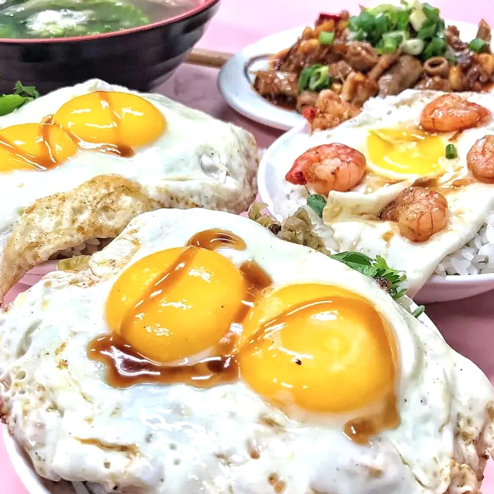 吃到黏嘴！全台 10 大「外國遊客認證」滷肉飯大盤點　網友：「這間」根本中正區傳奇小吃！