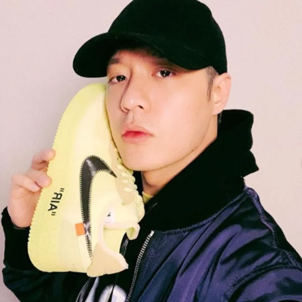 冷知識！你知道周湯豪御用「Sneaker Phone」拍照姿勢的由來嘛？