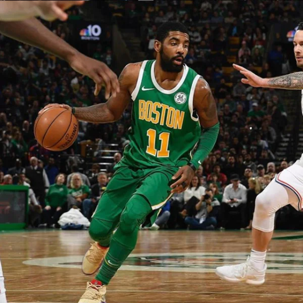 40 分 10 籃板破聖誕節得分紀錄！Kyrie Irving 腳踩 30 萬 NIKE DUNK SB 現身球員通道