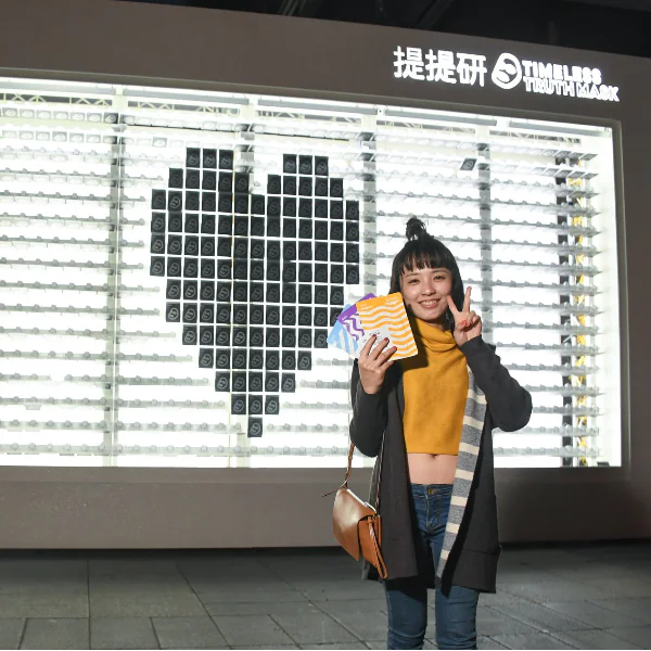 會聊天的面膜？信義區出現「超大面膜告示牌」，就連瑞瑪席丹和阿達也為了它紛紛現身 ATT！