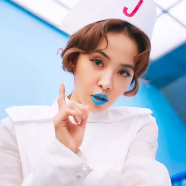 蔡依林〈怪美的〉正式版 MV 上線　一人瘋狂「分飾 8 角」粉絲哭喊：太滿足了吧！