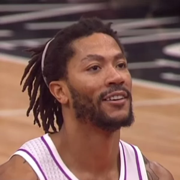 最熟悉的歡呼聲！Rose 重返家鄉芝加哥被球迷高喊「MVP」　玫瑰露出微笑：這裡就是我的家！