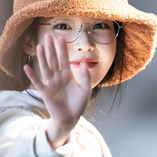 國民妹妹 IU 愛上「抓毛絨 」毛帽！這北歐風格的毛帽可能要你一個月的房租....