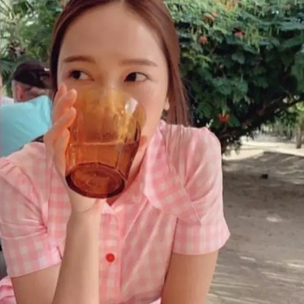 不怕感冒膩？Jessica 美國滑完雪又去墨西哥海邊「燕尾裙 」曬辣腿！