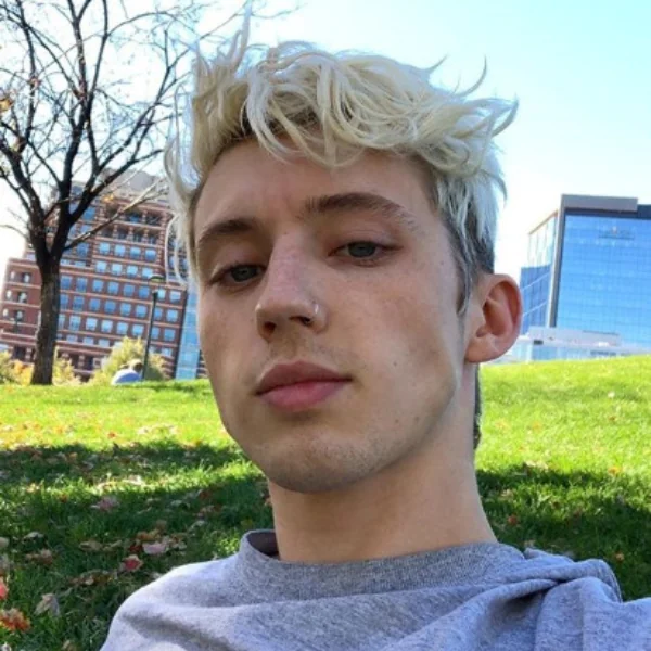 23 歲美男歌手 Troye Sivan 罕見穿上女裝　俊俏臉蛋加上超瘦身材展現出中性美！