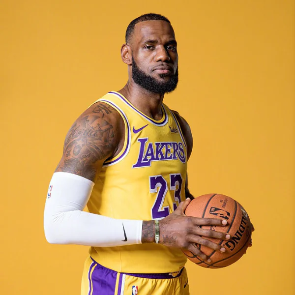 詹皇 LeBron James 跨年前渡過 34 歲生日　NBA 眾星為好人緣大哥獻上祝福！
