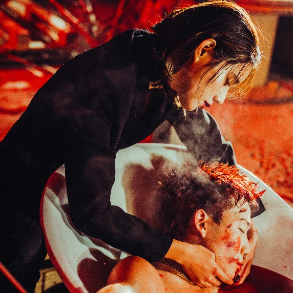 ØZI 無預警丟〈PREY 掠食〉 MV！與名模 An9lina 同台飆戲  網友：「畫面血腥的讓人心跳狂飆升...」