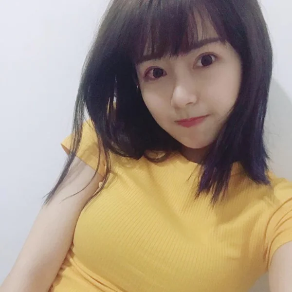 填空題嘴爆酸民！網美「阿樂」側乳吸睛遭酸「墊的」粉絲神回覆逗笑女神