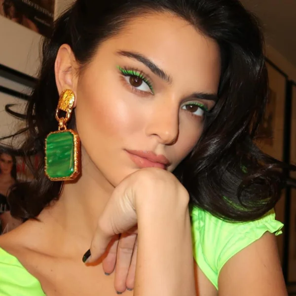 Kendall、Dua Lipa 等歐美 It girl 帶起「螢光色穿搭」風潮！跟著維密超模學駕馭螢光色單品的小撇步！