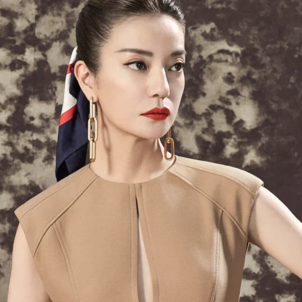 「小燕子」趙薇晉升 Burberry 代言人　近期仙氣絕美爆棚！編輯：比當年小燕子更美！