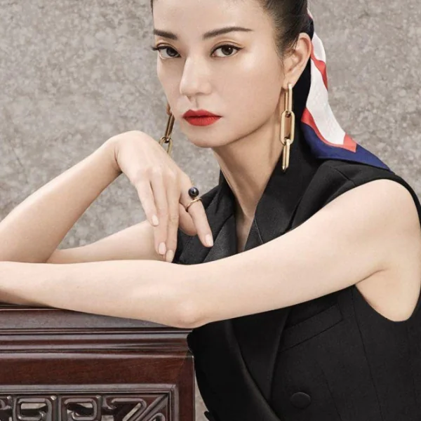 BURBERRY 大動作搶攻華人市場！對比「D&G 辱華事件」網友：真的差太多了！