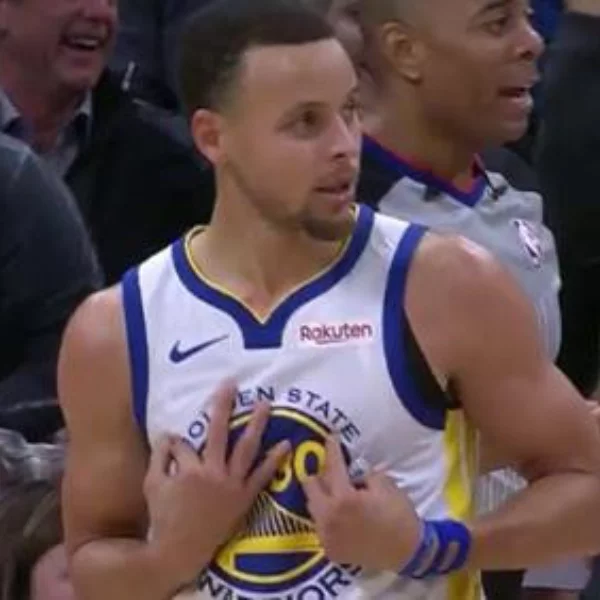 極度嘲諷！Curry 效法 Harden 使出「雙重後撤步」卻被抓違例　暴氣在胸前比「13」向裁判抗議！
