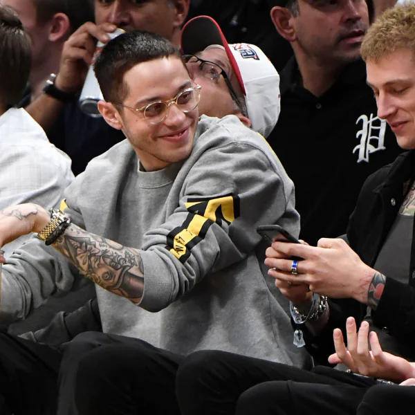皮特·戴維森走出情傷頭髮染黑，與好友看 NBA 坐第一排氣色不錯！