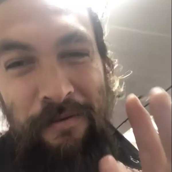 《水行俠》成為 DC 宇宙最賣座電影！傑森·摩莫亞坐經濟艙、親自拍影片請大家二刷