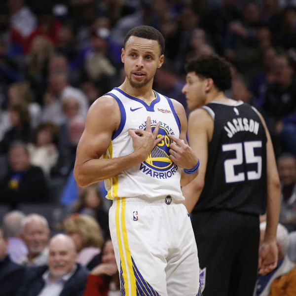 Curry 重現哈登後撤步被吹走步，他胸前比出 13 諷刺「哈登可以我就不行」