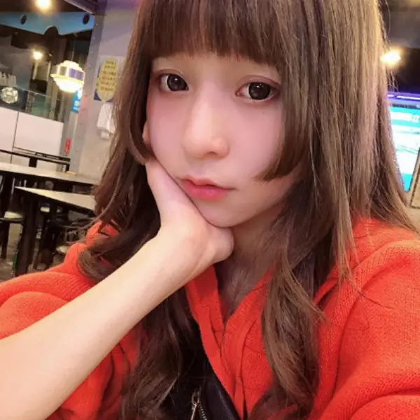 現在應該是大三！蘿莉系女神「本本」坦言大學「被退學」：因工作填整學期假單