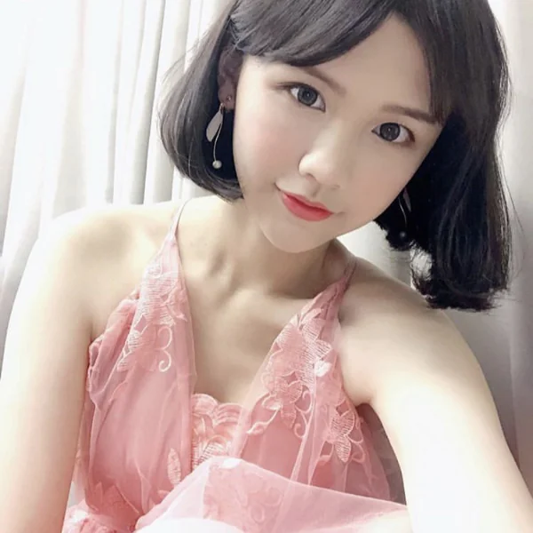自己都看不慣！「許瑜」超透粉色薄紗「性感爆棚」　粉絲暴動：最女人的穿著！