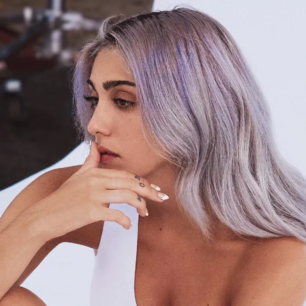 比媽媽還大膽！瑪丹娜女兒 Lourdes Leon 長大了，大露腋毛、火辣穿搭沒在怕！