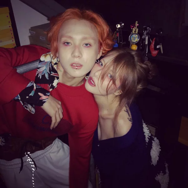 泫雅與男友 E'Dawn 新妝上陣！甜死人臉貼臉，情侶妝被網友封為「縱慾過度眼妝」！