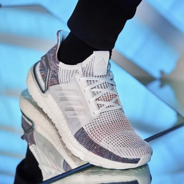 adidas 傳奇跑鞋「究極進化版」腳感狂升級！手刀奉上 UltraBOOST 19 全新配色「Refract 炫彩白」發售訊息