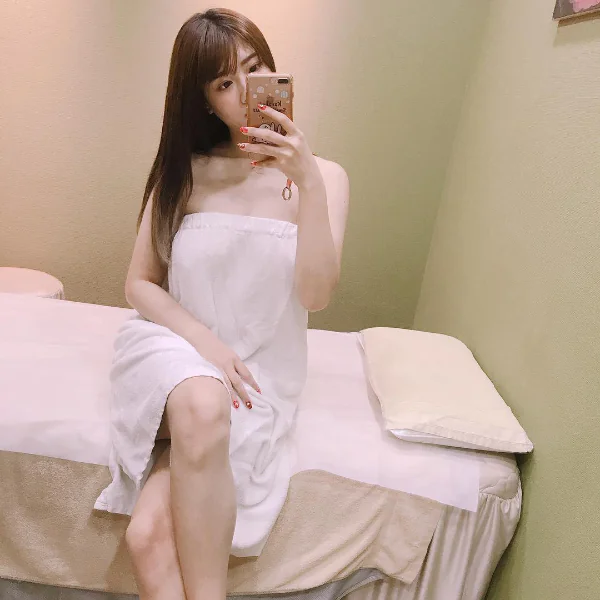 超深「海溝」！正妹網紅「球球」cos服「渾圓胸器」逼人　網驚：要掉出來了