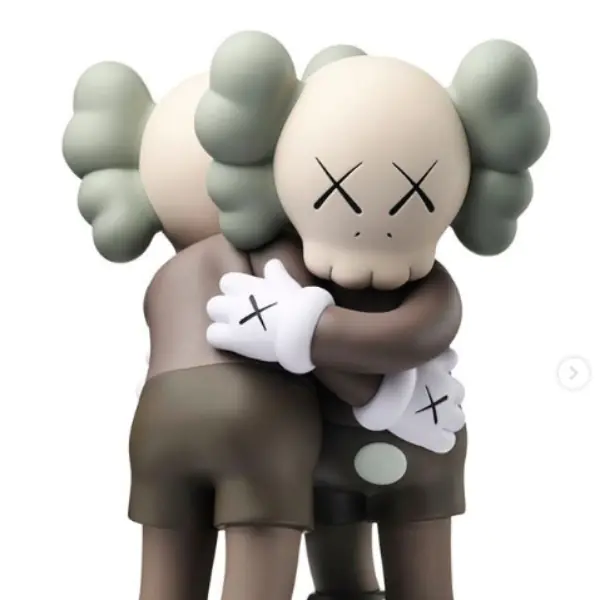KAWS 展覽前重點複習！除了 UNIQLO 以外，這五項 KAWS 的話題聯名，你記得哪幾個？