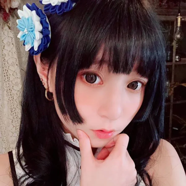 蘿莉系女神「本本」黑色戰鬥服大展性感「事業線」　粉絲：原來「許瑜」說你沒胸是騙人的