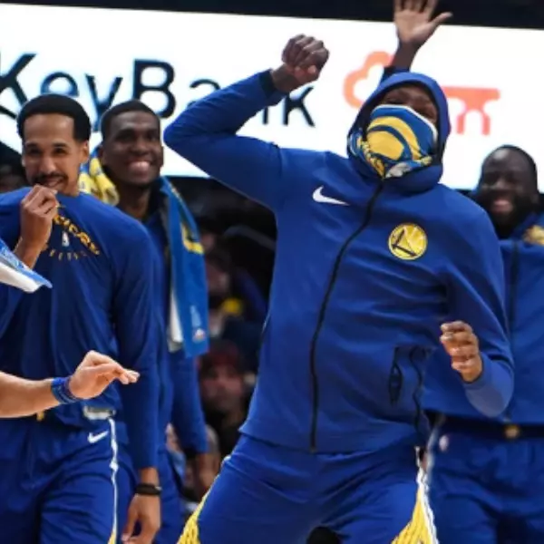 浪潮來襲！勇士首節砍下 10 記三分球轟 51 分破 NBA 紀錄　痛宰金塊正式回歸西區龍頭寶座！