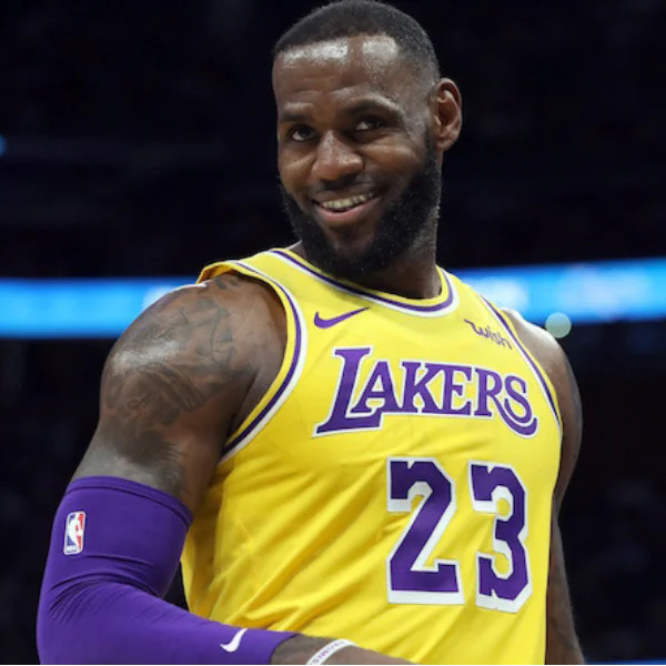 不甘心！「黑人問號哥」Nick Young 不爽自己湖人名宿位置被奪走　詹皇在底下認錯道歉！