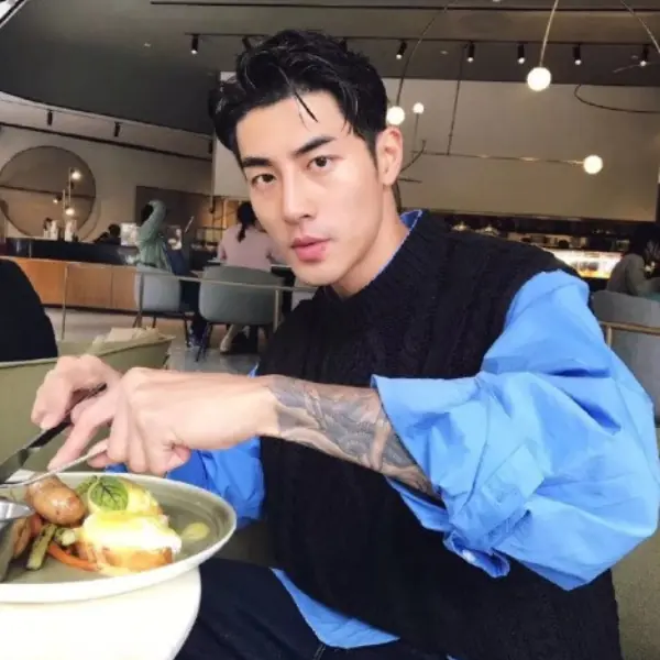 【野生抓胸弟❤】比鮮肉更好吃！成都麻辣鍋超帥老闆腹肌根本「天菜等級」　網：還缺老闆娘嗎？