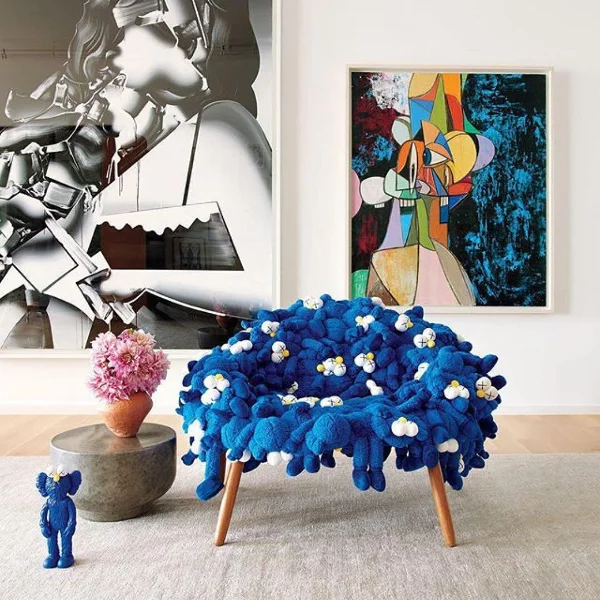 這個明星爭相購入的 KAWS 椅子竟然不是周邊，是巴西設計師兄弟檔 Campana Brothers  客製！