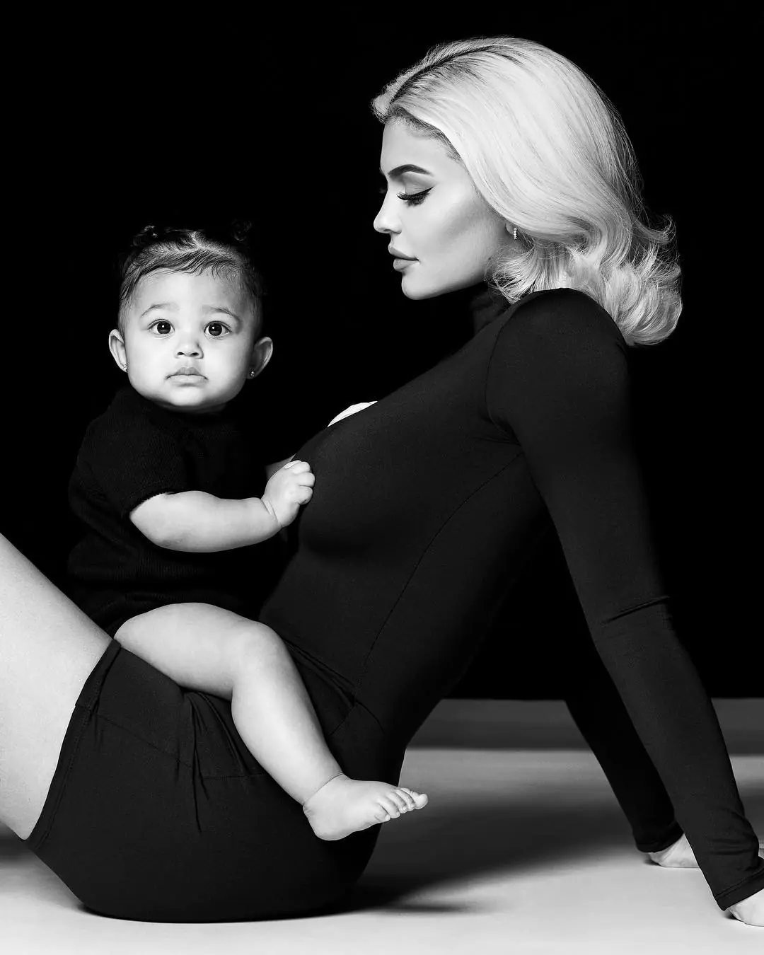 Supreme 已經不夠看？Kylie Jenner 為愛女治裝不手軟， Stormi 身上的品牌一個比一個還狂！