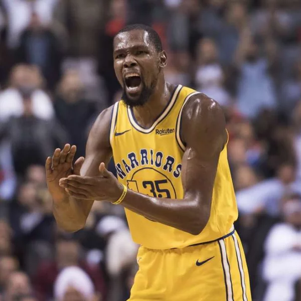 做得太過火！NBA 球星 Kevin Durant 被瘋狂球迷惹怒　當眾嗆聲：給我放尊重點，媽惹發科！