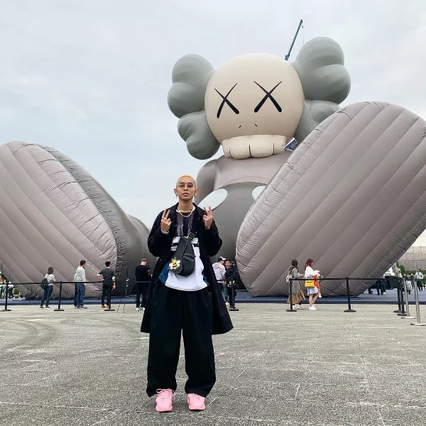 《 KAWS:HOLIDAY 》登陸中正紀念堂！看展必學 3 招拍照術保證你通知跑不完！