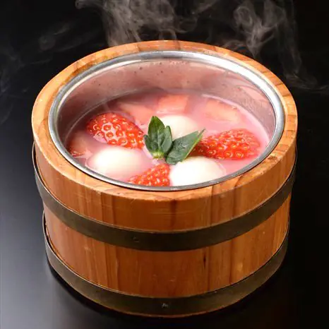 獵奇美食再一彈！日本知名甜點店推「草莓豆花鍋」　網友大讚：吃來超健康又難忘⋯