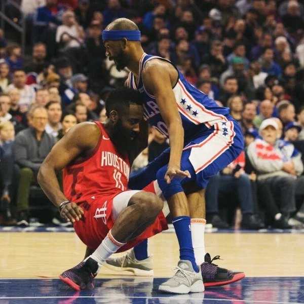 死了都要防！James Harden 遭七六人隊霸凌式防守伺候  網：「連坐在地上也要守？太扯啦」