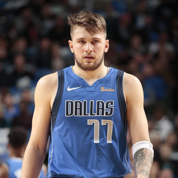 怒到不行！NBA「歐洲天才」Luka Doncic 壓哨 3 分沒投進　氣到直接當場「撕破球衣」！