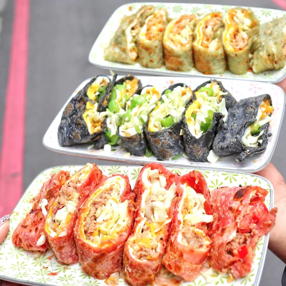 轉吧七彩霓虹燈！特搜全台販售「五彩蛋餅」3 間早餐店　你吃過「豆乳」製作的餅皮嗎？