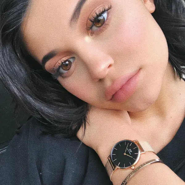 原來「這些成分」就有豐唇效果！Kylie Jenner 親授 1 招「免注射豐唇畫法」，不用再花冤枉錢買錯唇膏了！