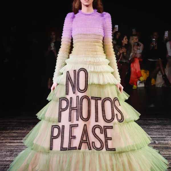 最抓馬的時裝！Viktor & Rolf  2019年春夏系列將大家不敢說的「厭世宣言」都放在衣服上了！