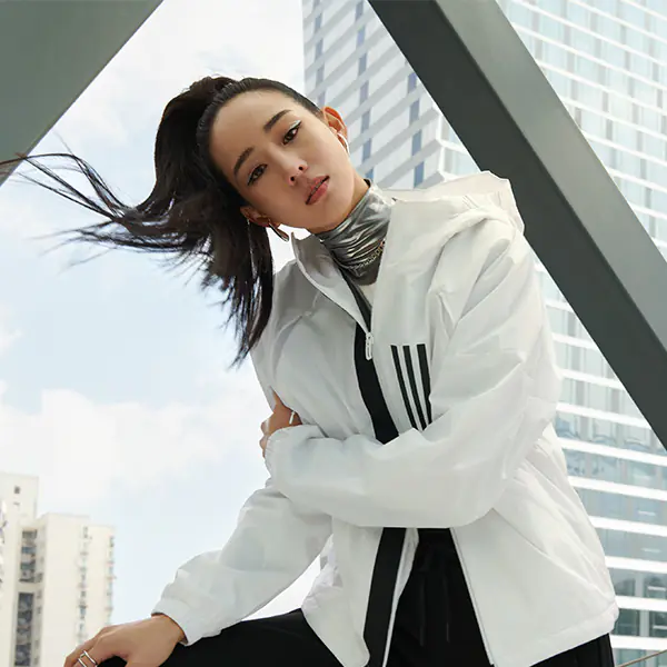 百變潮妞御用款！張鈞甯、陳芳語率先搶穿 adidas 全新 W.N.D. 風衣夾克，再創冬季超好搭實穿單品新經典！
