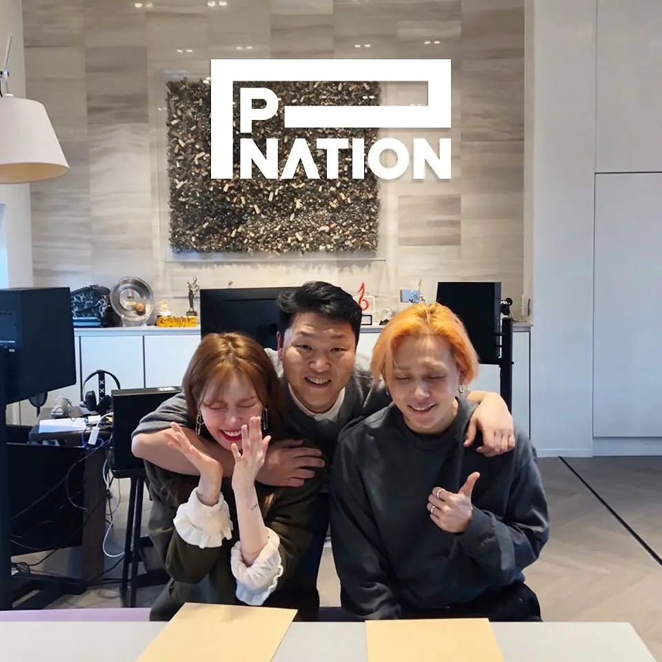 恭喜泫雅、E’dawn 小倆口簽約成功！新公司老闆竟是多年盟友「江南大叔」PSY！？