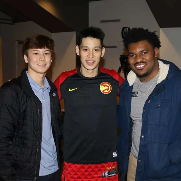 這種痛我懂！林書豪邀請 2 名遭種族歧視高中生看 NBA 比賽　期許他們能「化負能量為動力」