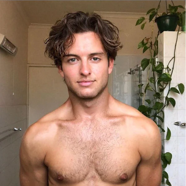 「小丑女」瑪格羅比有一個帥弟弟！23 歲 Cameron Robbie 是個可愛的陽光大男孩！