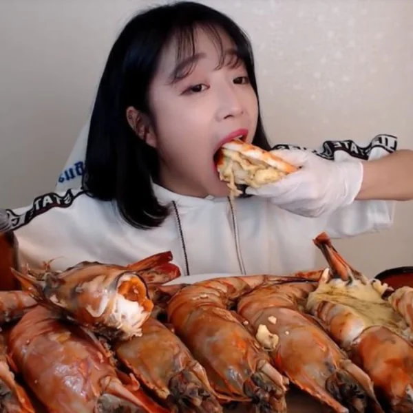 誰說美女都細嚼慢嚥？韓版「千千」一人大啖 8000 大卡美食！網友：這食量太神奇了吧⋯