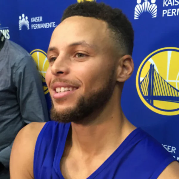 又再耍萌！NBA 球星 Curry 慶祝隊友灌籃太 High　整個人滑倒趴在地上讓全場觀眾都笑了